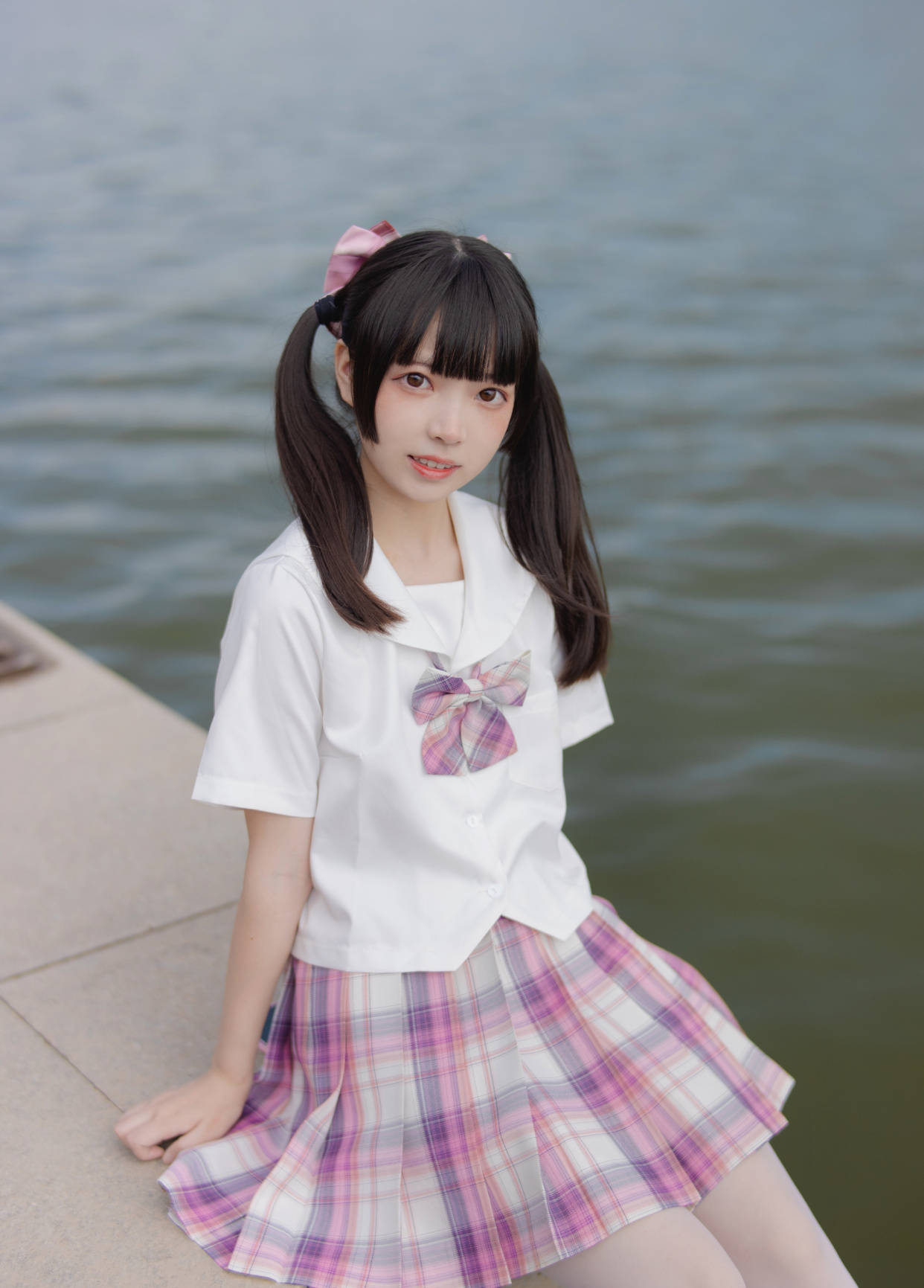 jk制服配肉丝裤袜的双马尾少女,想化作海边的风,亲吻她的脸颊