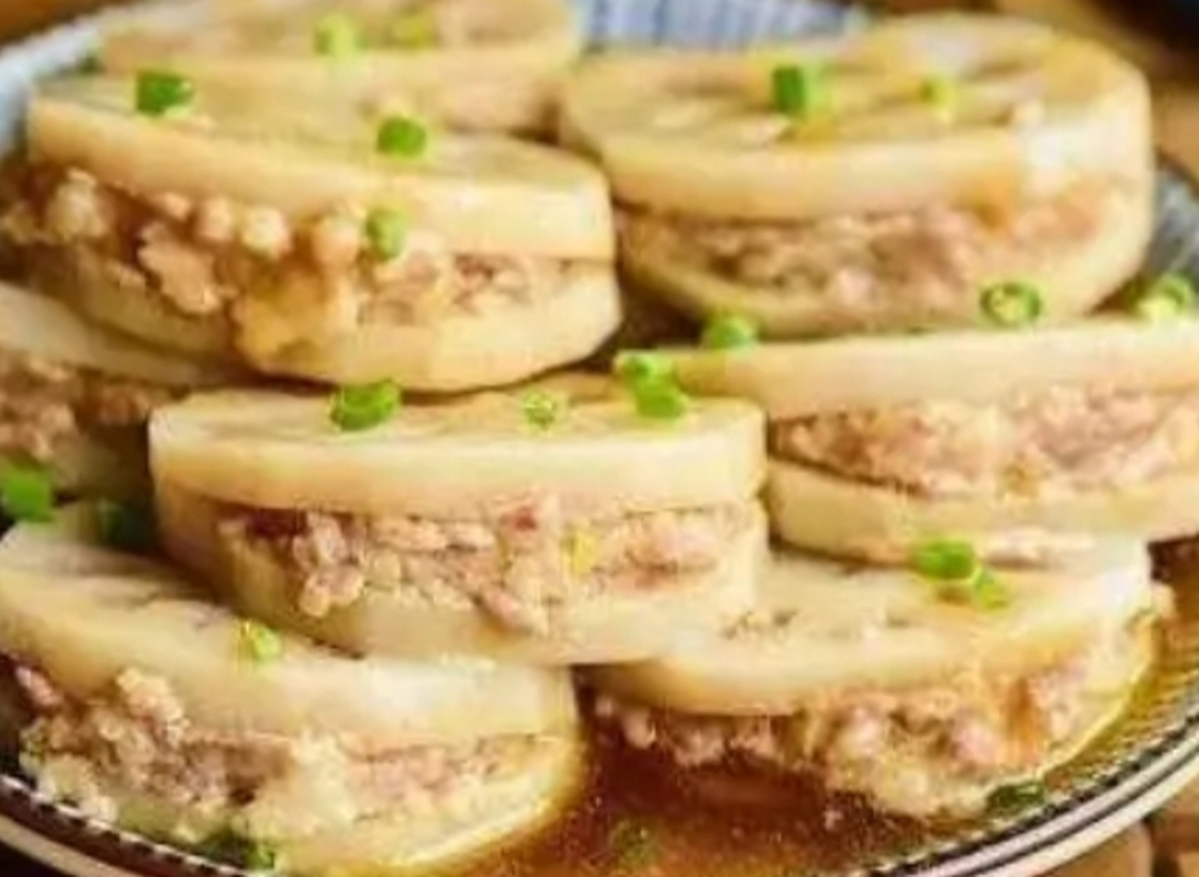 我的美食分享#  蒸莲藕夹肉  做法:  1:莲藕去皮洗净,切成薄片,清洗