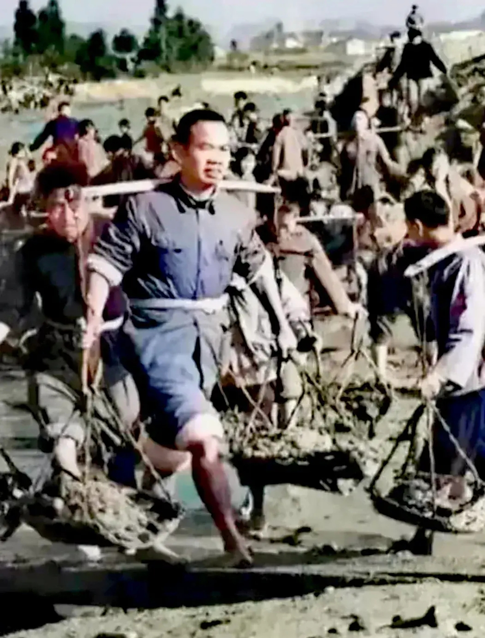 再看看,解放初湖北大冶地委书记张体学icon,高挽裤腿,撸起袖子,肩挑两