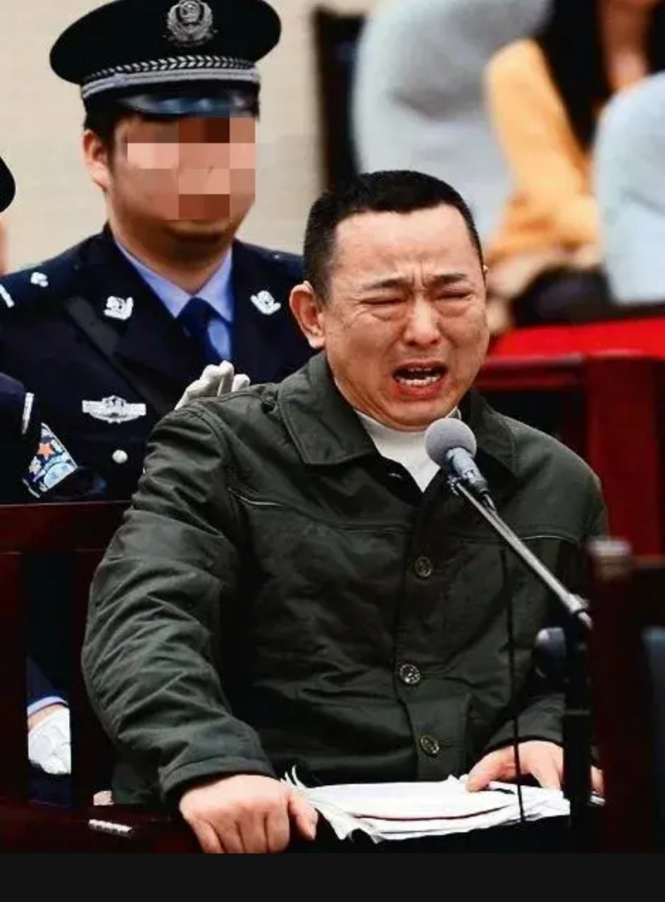 2014年,刘汉听到自己的死刑判决后,留下的一张照片,镜头中他嚎啕大哭