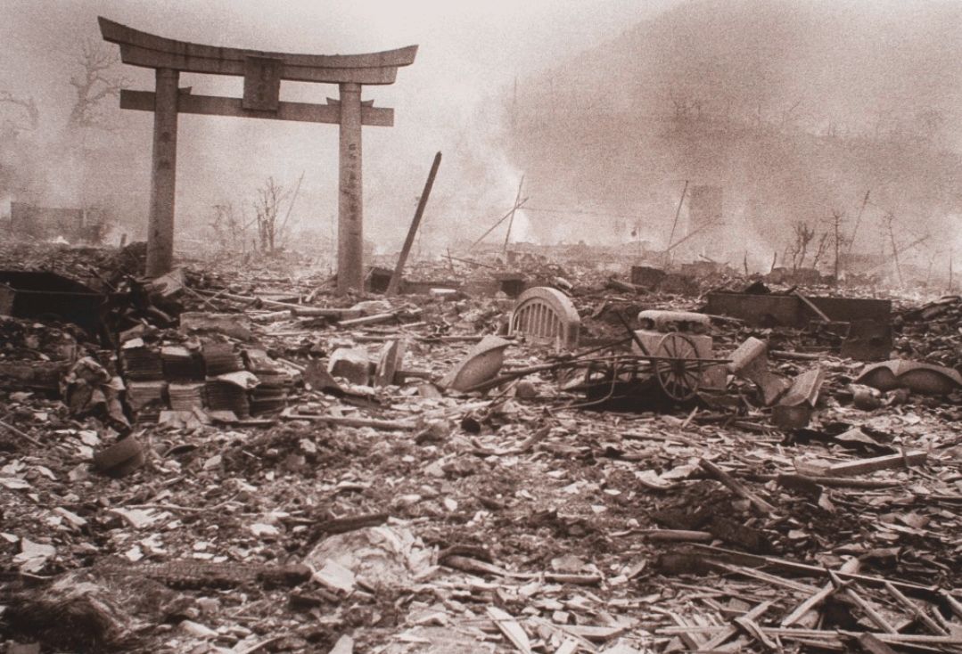 长崎核爆现场:遍地是被烧焦的裸尸,幸存者痛哭哀嚎皮肤成片脱落