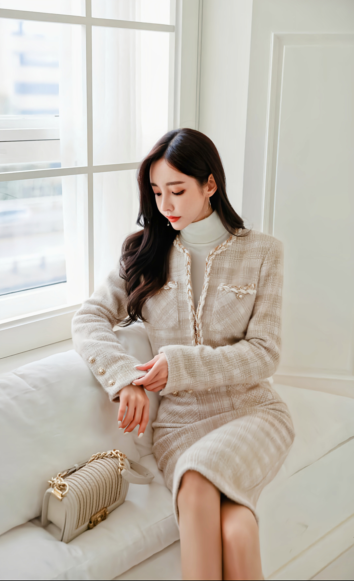 韩国女神孙允珠时尚写真:浅色格纹夹克小西装鱼尾裙