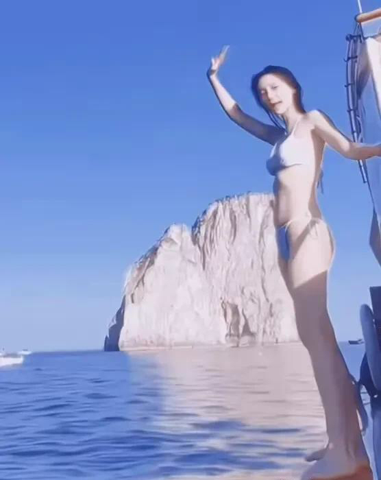 angelababy意大利度假,穿比基尼玩水,引热议,开心就好