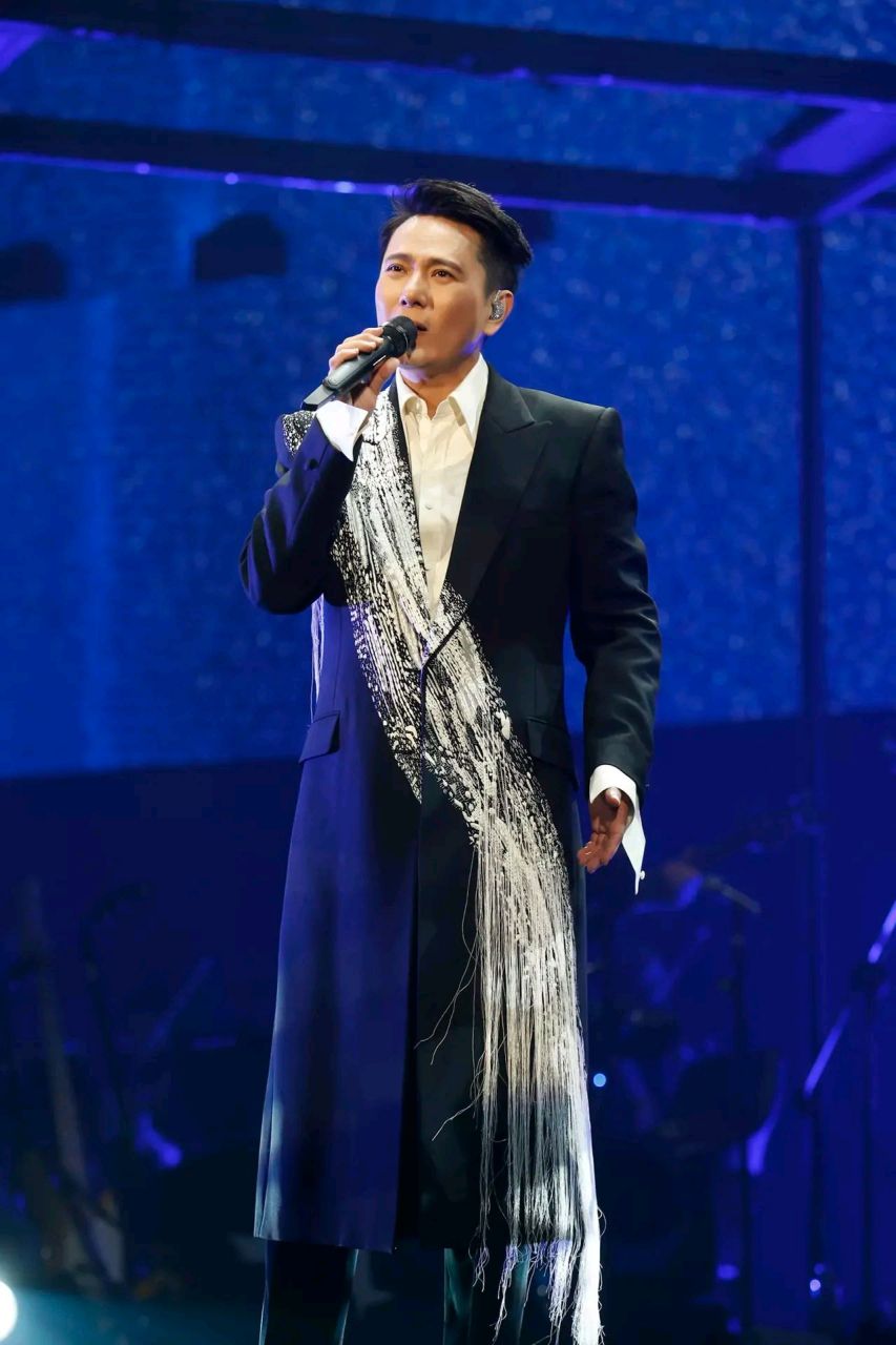 为什么同样是过气歌星,周传雄icon,张信哲icon演唱会一票难求,汪峰