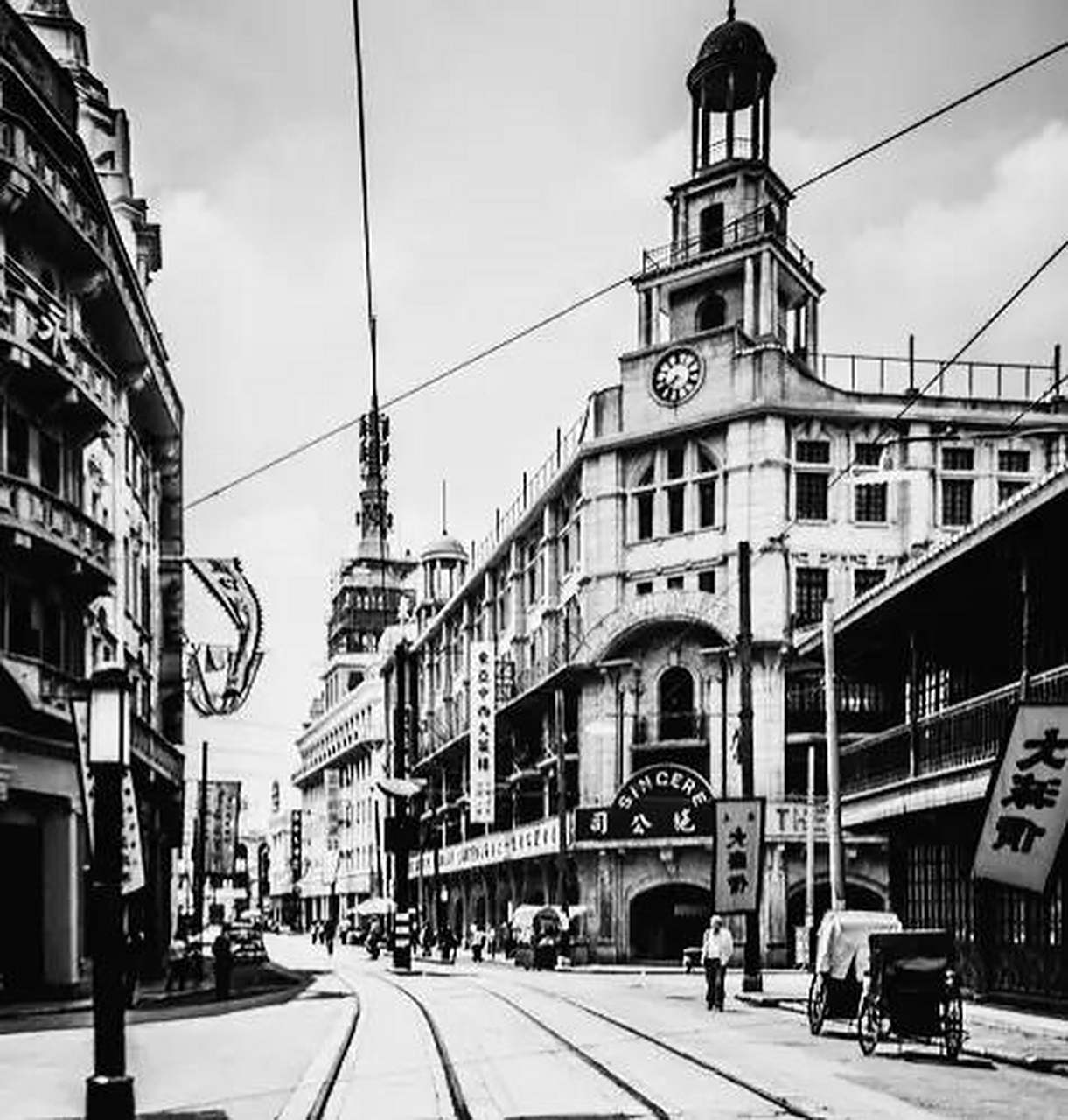 1936年,潜伏在上海法租界巡捕房的地下党员李世文,一早起来上班