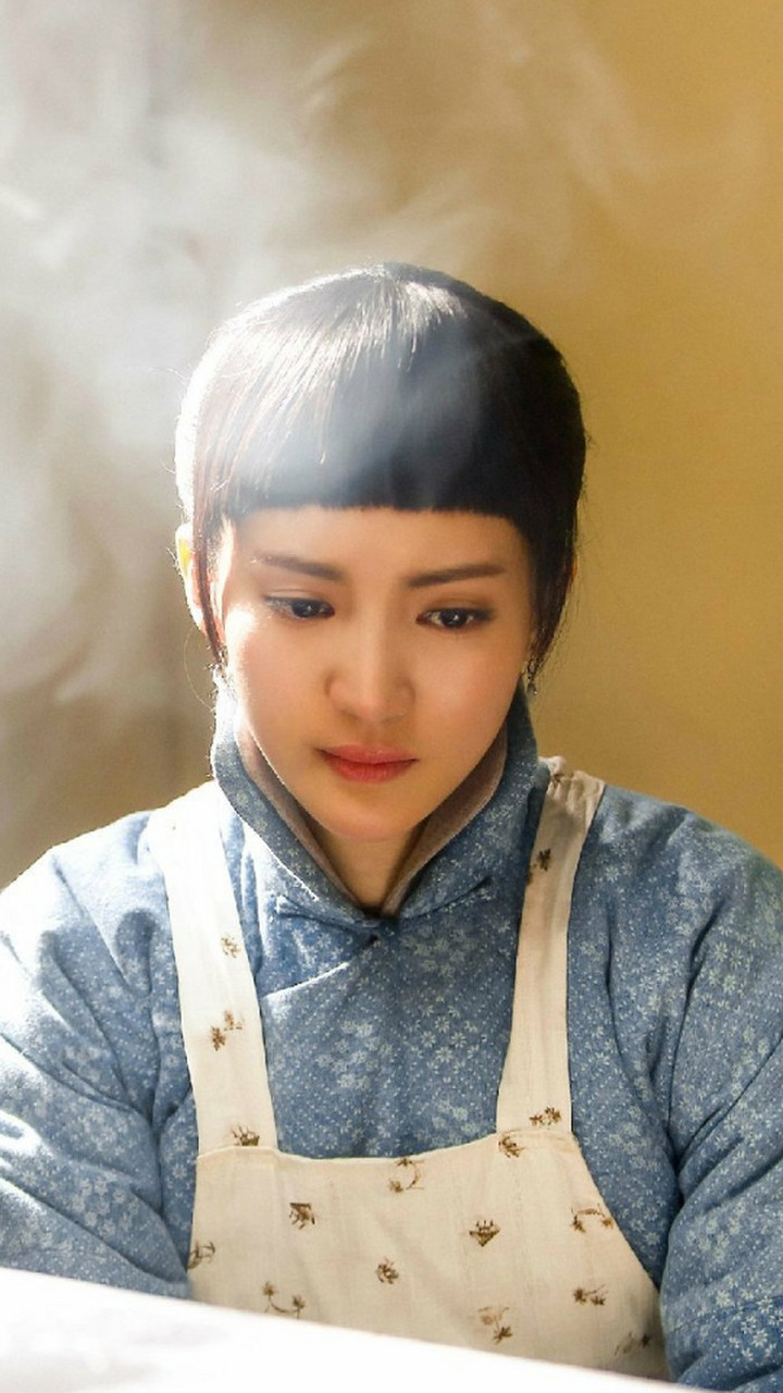 金晨是一位备受关注的年轻演员,自出道以来,她的容貌发生了翻天覆地的