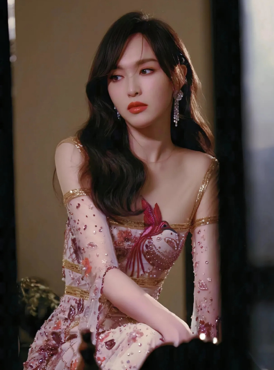 唐嫣这条裙子太美了,有一说一,85花可以说她们演技不行,代表作不强