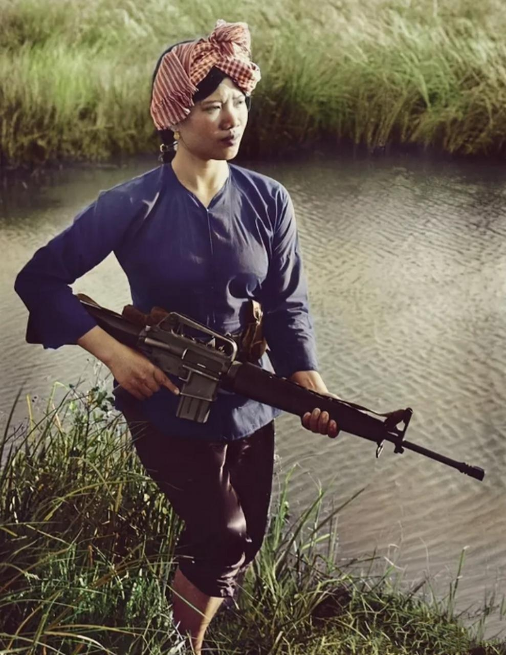 1973年,在越战中,一位越南女兵正在巡逻,她端着枪,一脸严肃,当年为了
