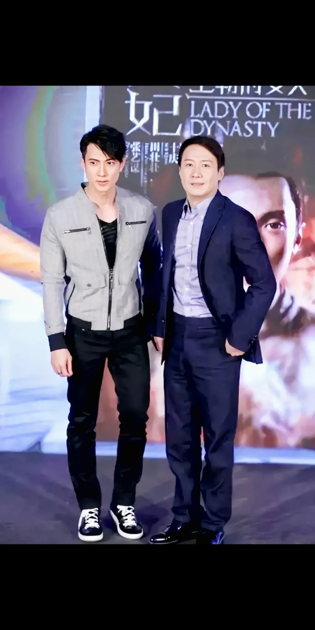 吴尊与黎明合影,他身材高大魁梧,目光自信坚定有神,颜值比黎明更