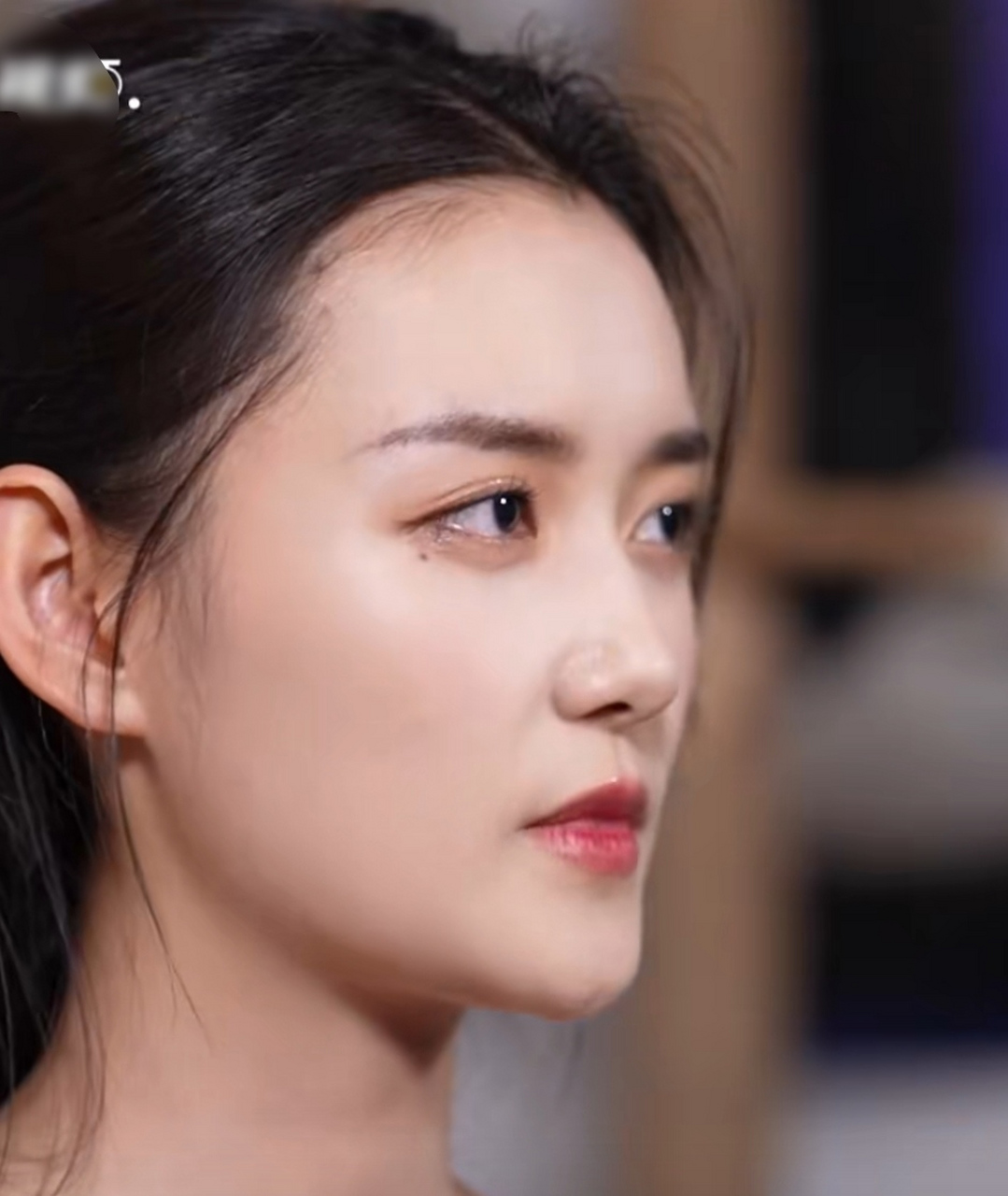 蒋依依参加访谈节目现场生图,她的气质相比同龄小花有点显老,整体美貌