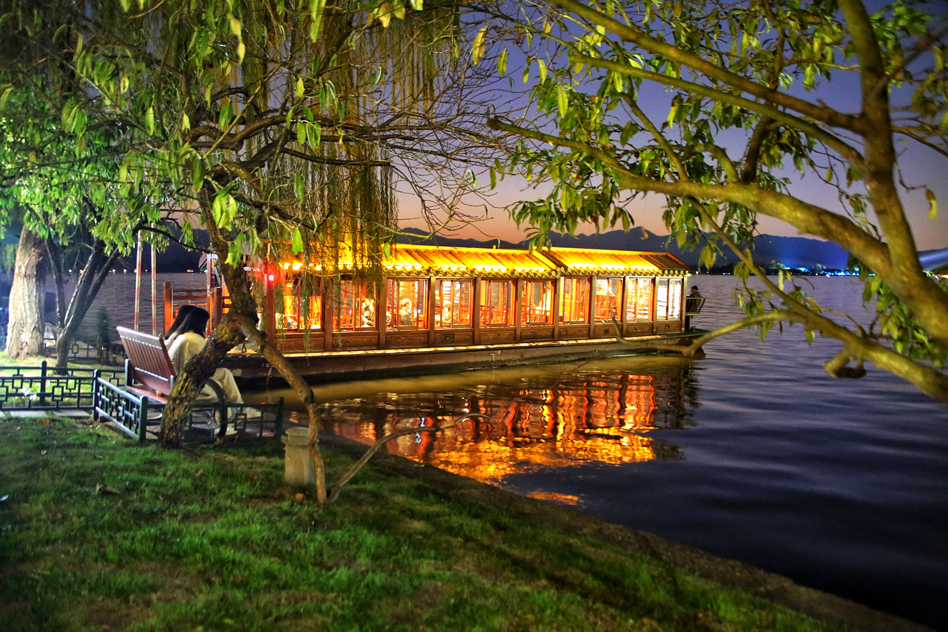 《我在浙南之夜游西湖》 在这个初冬的夜晚,西湖就变成了一幅流动的