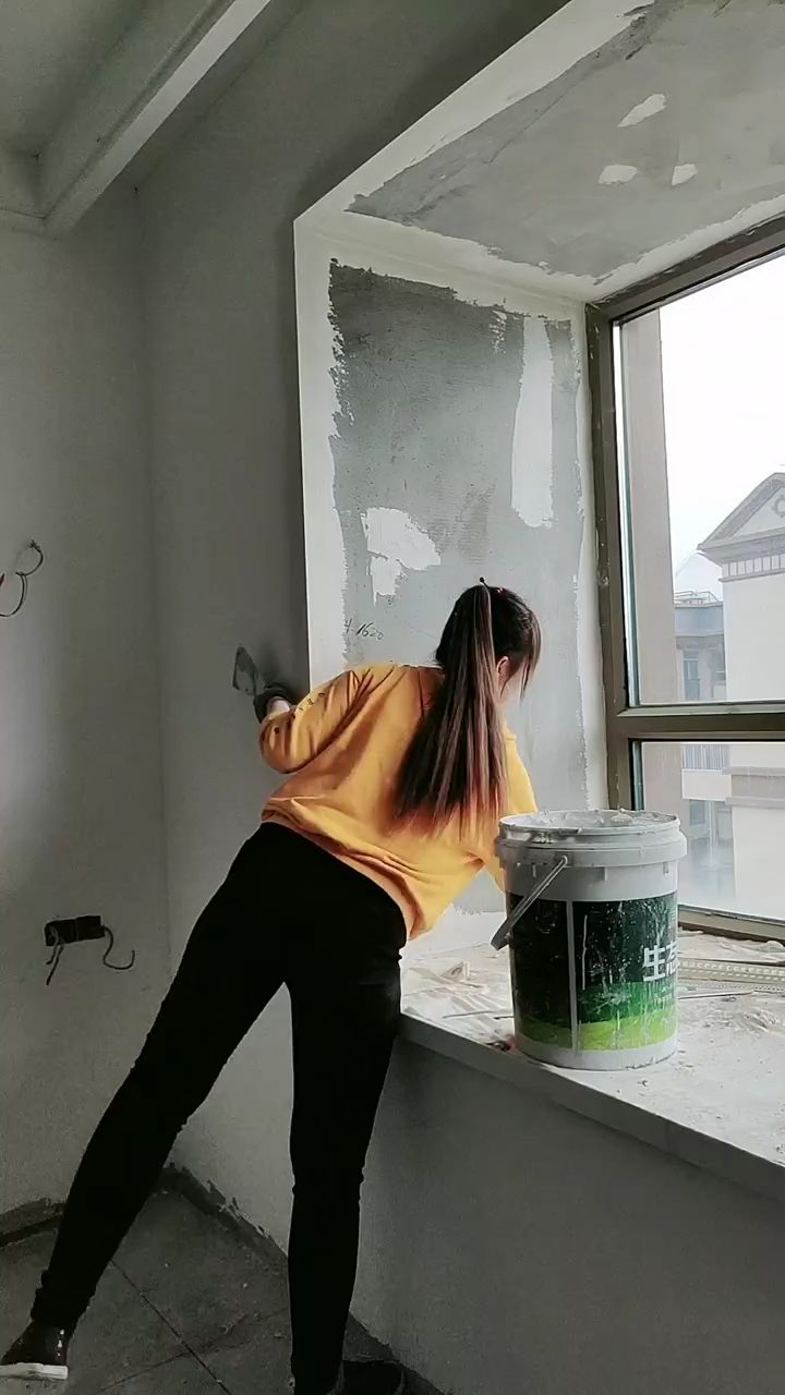 实拍工地女师傅刮腻子,别看个头不高,干起活来真是一把好手,不比任何