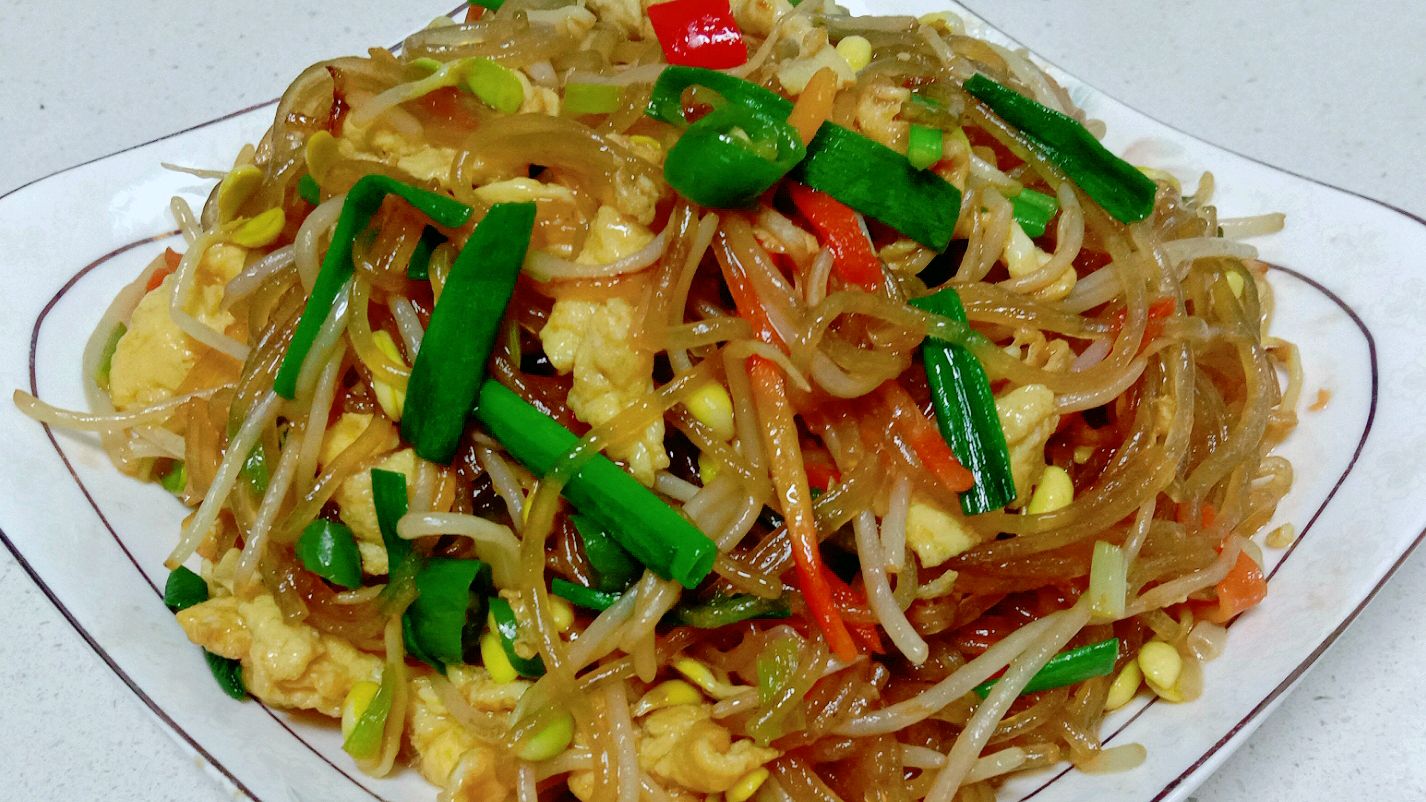 1块钱豆芽,1把粉条,2个鸡蛋,简单一炒,开胃下饭