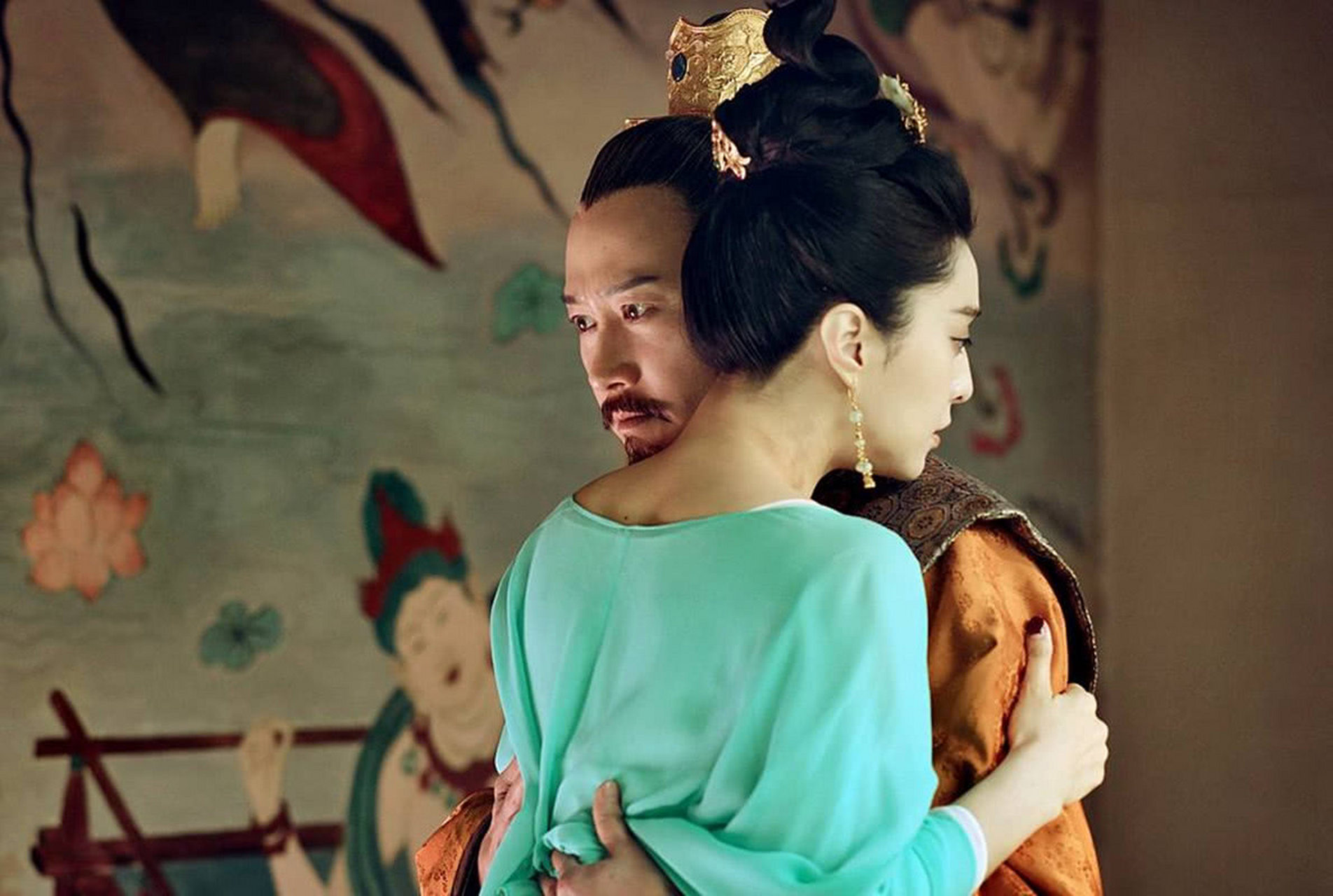 一天夜里,安禄山偷偷爬窗,溜进了杨玉环三姐杨玉瑶的房间,他三步并作