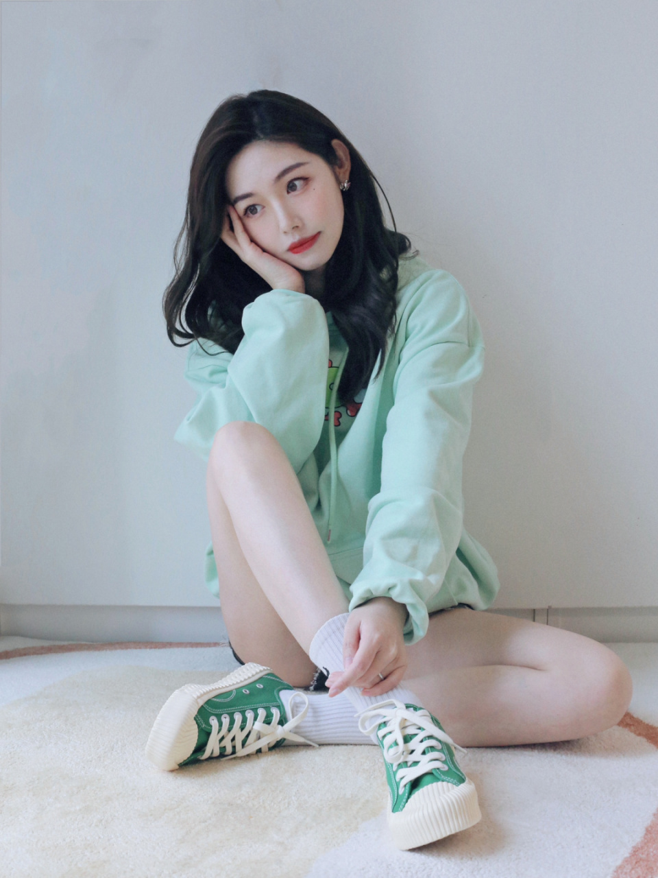 清纯甜美的穿搭风格来了 可以选择浅绿色的卫衣搭配上牛仔裤,再加上