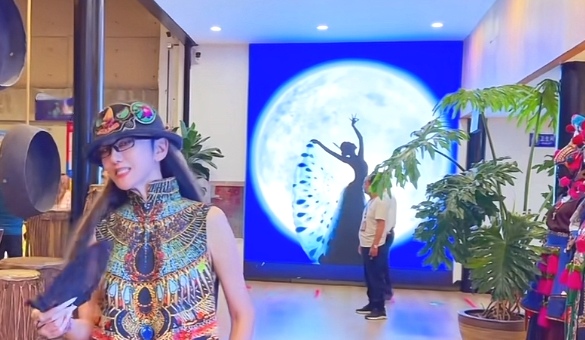 杨丽萍晒私人花园,挎篮子采花如仙子,与孔雀公鸡为伴,配文深思