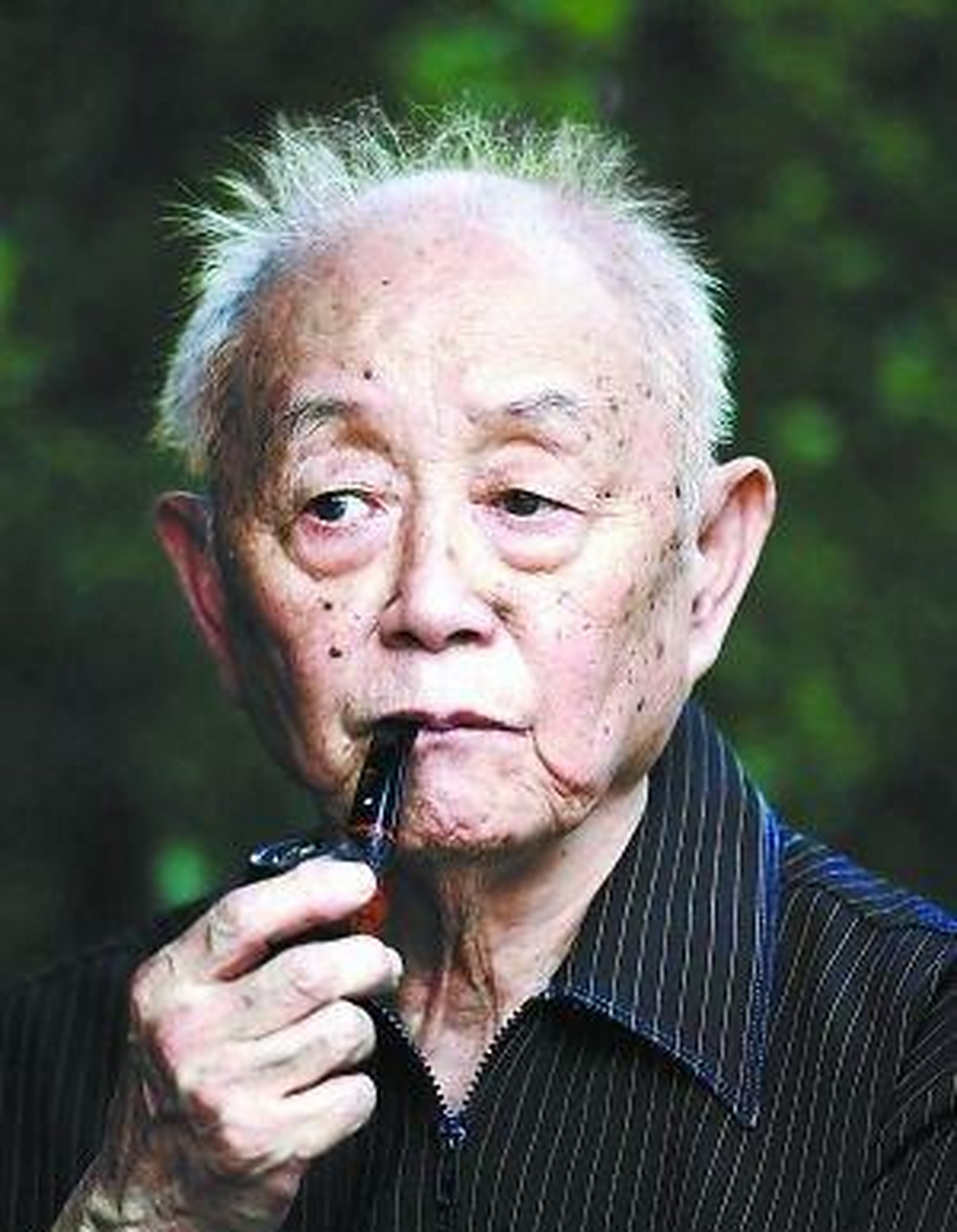 晚年喜玩豪车,喜养狗,豁达有趣.