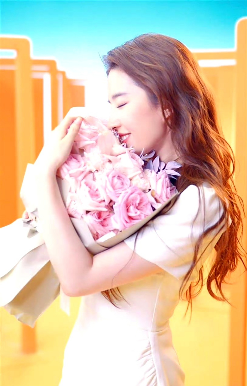 刘亦菲新的捧花照,还是那么美,那么动人.