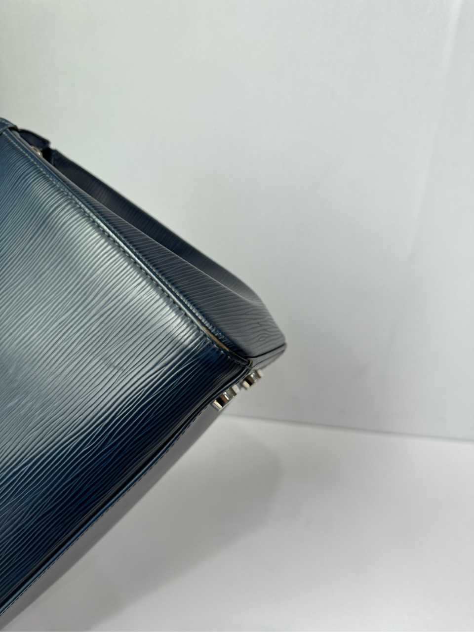 预算4000就可以买大牌lv,路易威登蓝色水波纹医生包,以其精致的设计和