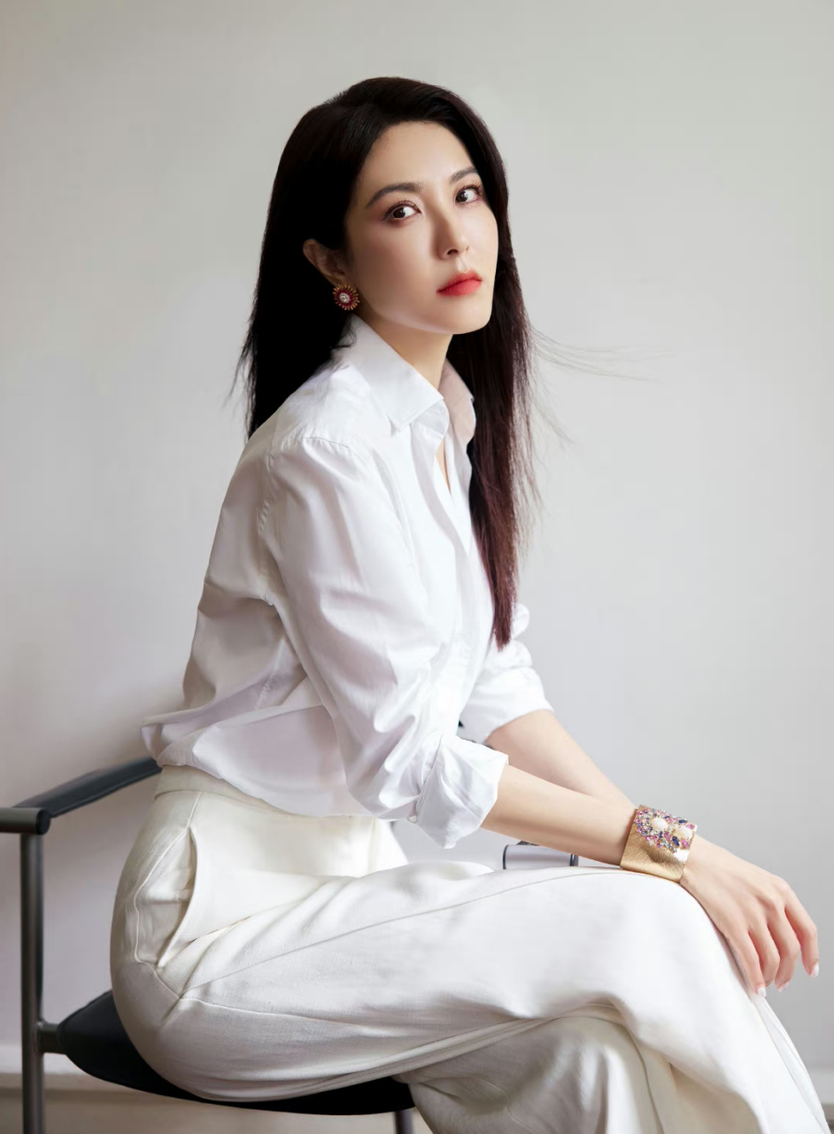 曾黎# 身穿白色衬衣,配白色长裤,窈窕身材,前凸后翘,端庄优雅的浦质