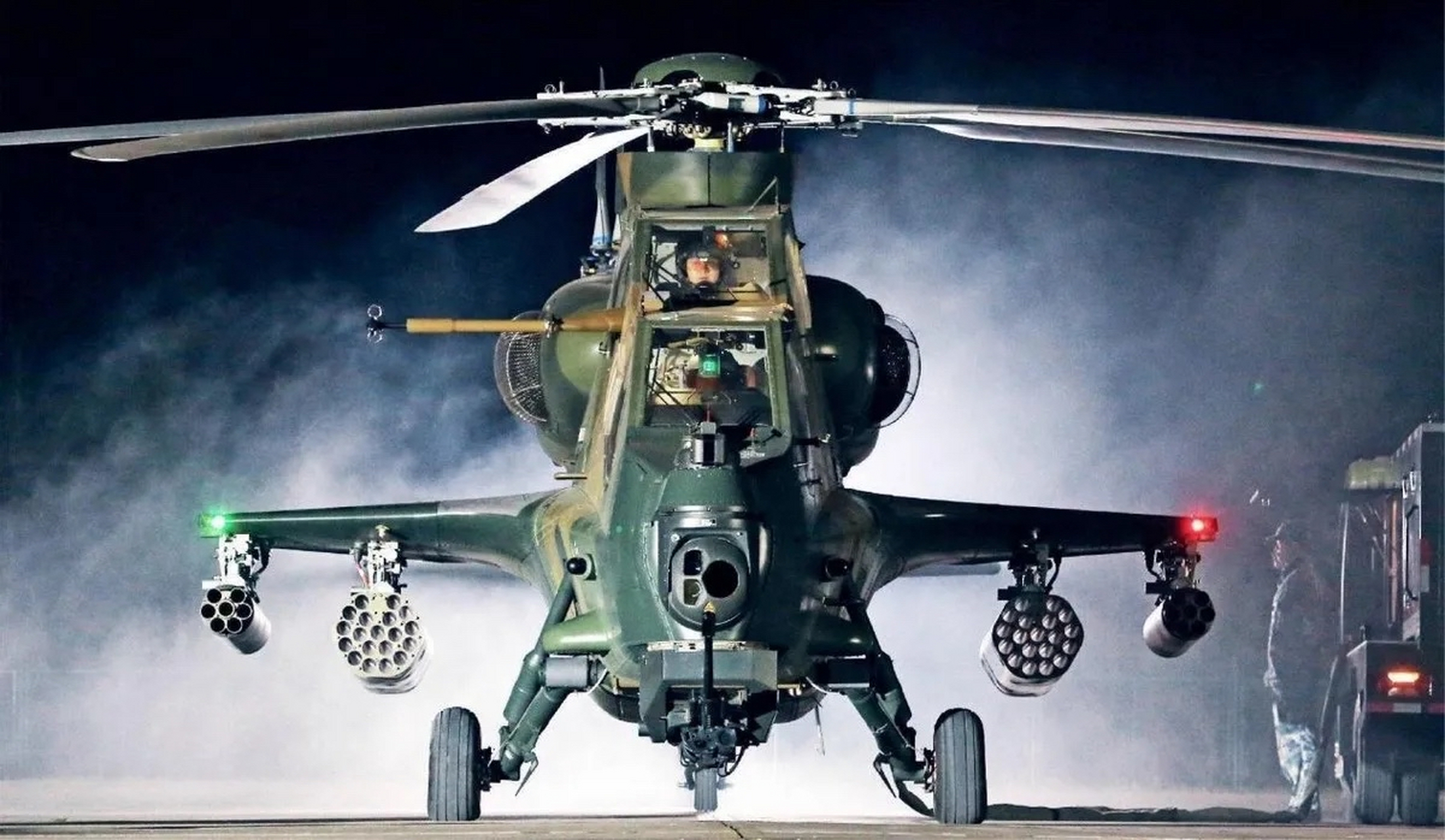 这大概是早期涂装的武直十武装直升机