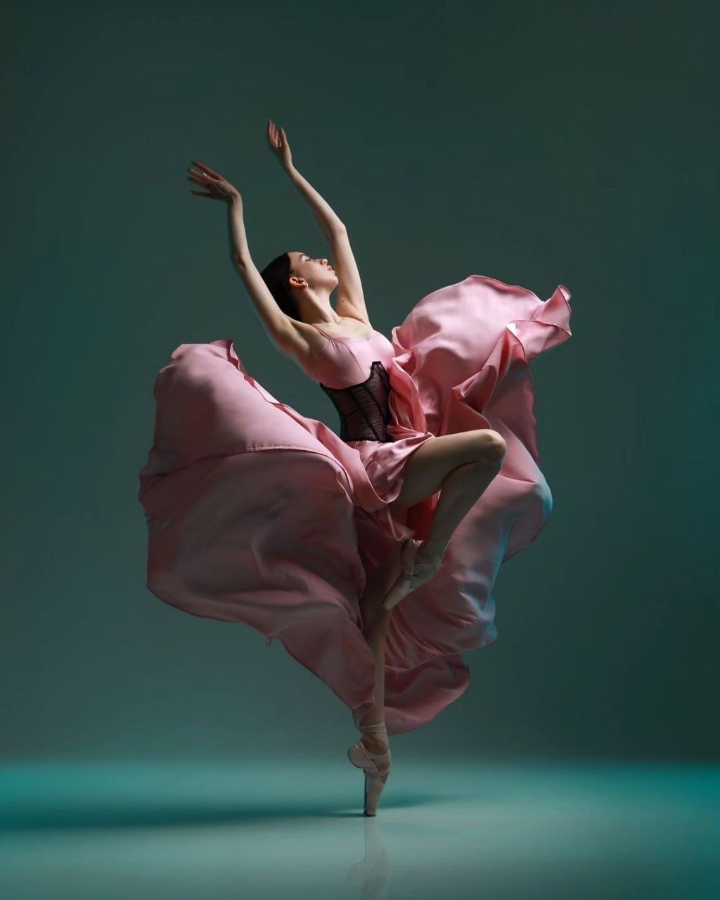 芭蕾舞是一种起源于意大利文艺复兴时期的舞蹈形式,经过多个世纪的