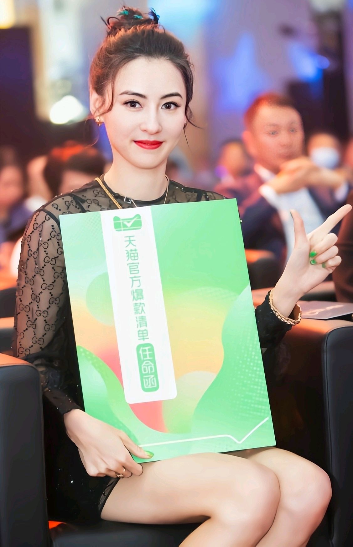 红唇短裙大长腿,优雅妩媚张柏芝