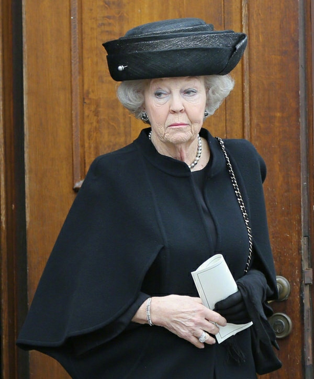 荷兰前女王最有个人特色的是她的帽子,她尤其喜欢像圆形盒子一样的