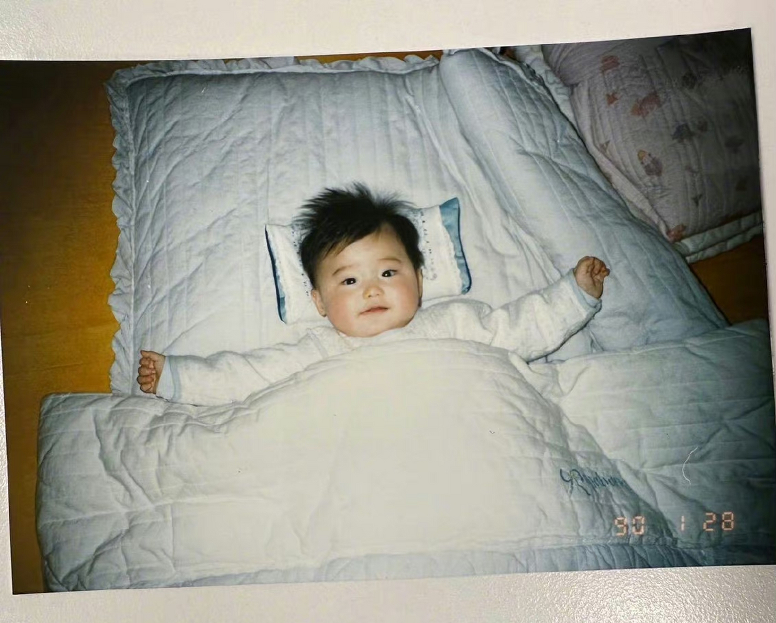 李钟硕社交平台晒童年照  李钟硕在社交平台分享童年照,你觉得可爱吗?