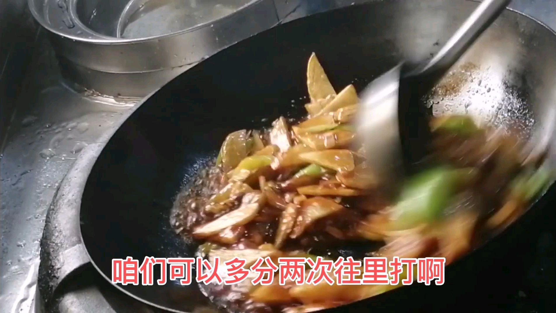正宗的东北地三鲜,看饭店大厨是怎么做的,色泽金黄,咸香不油腻