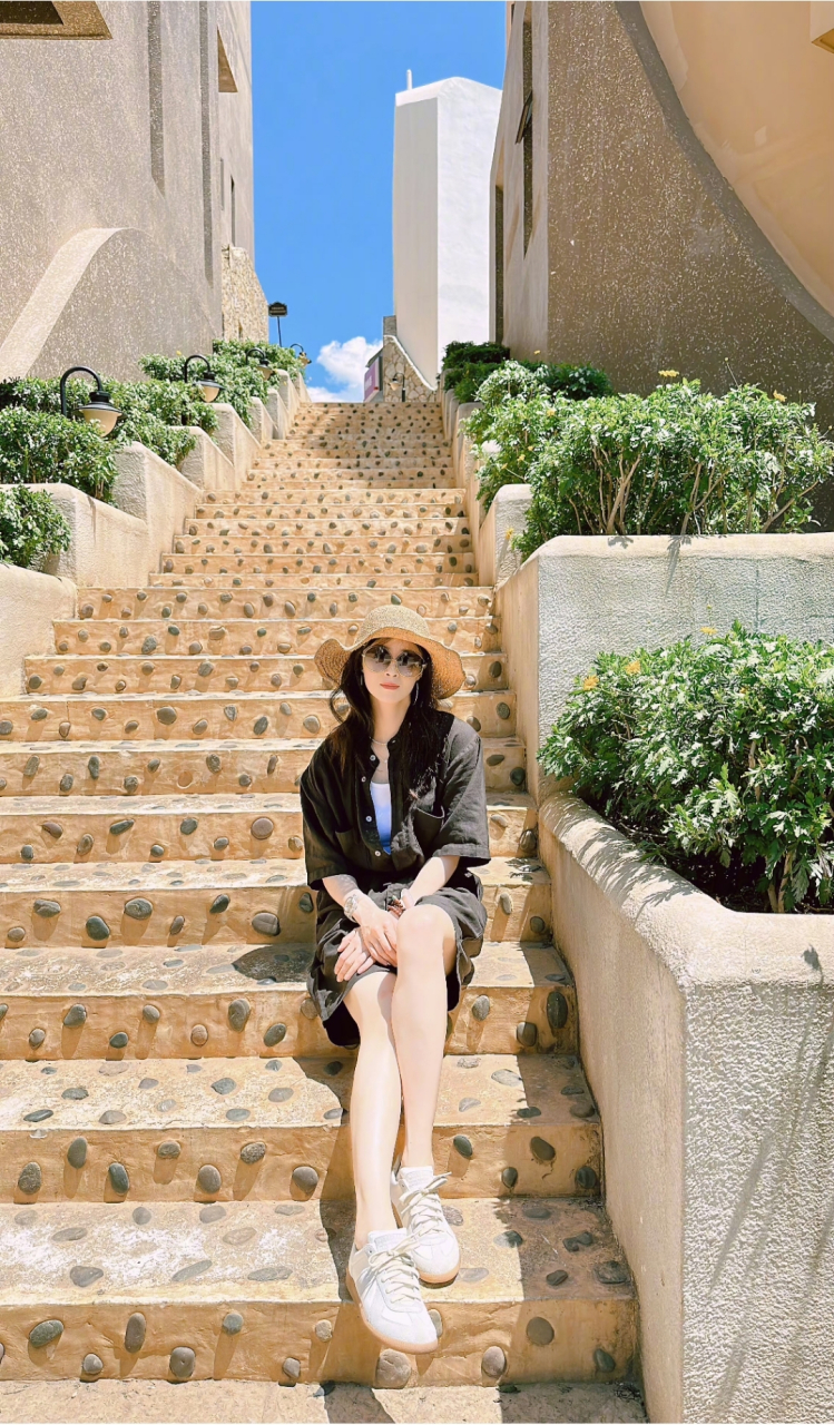 瘦出新高度,40岁的蒋欣成功瘦身,整个人都显得无比清瘦苗条.