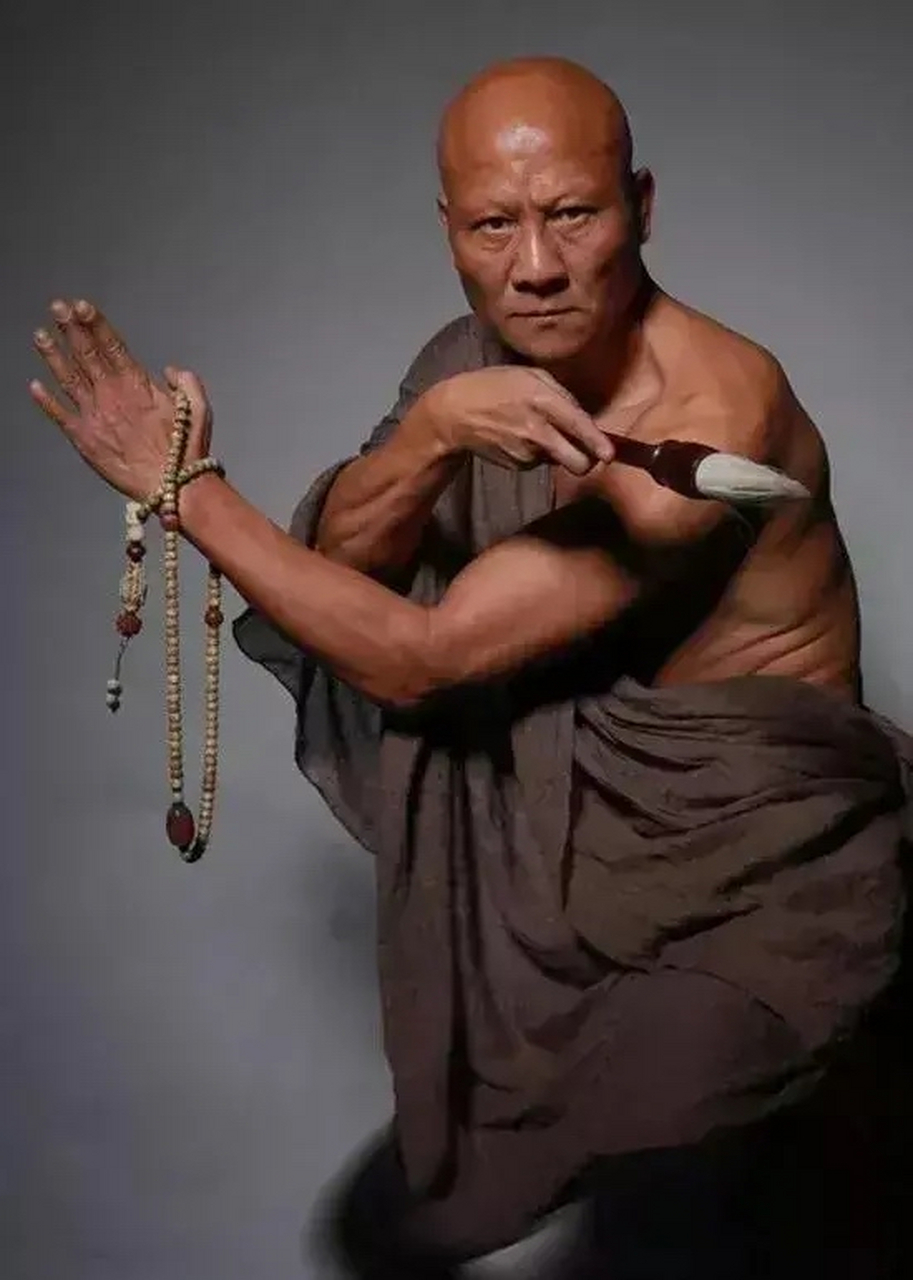 计春华去一个景点准备买票,售票口有点小,计春华就伸头进去说,服务员