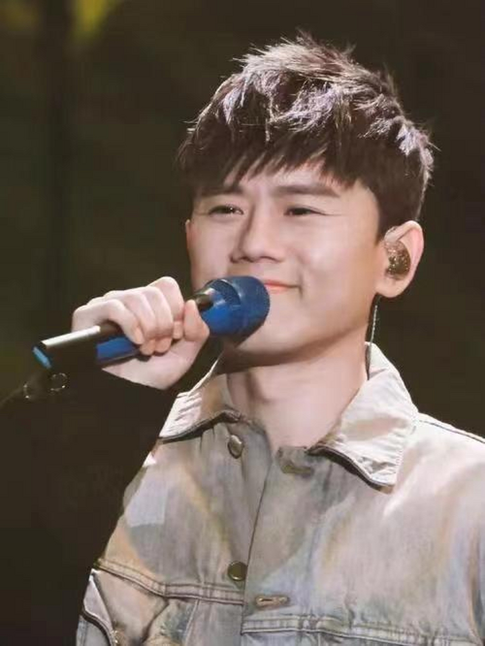 1,黄奕这个人很讲义气,帮过不少明星,比如当年韩庚穷的时候买房子,她