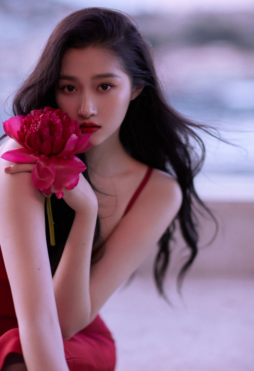 关晓彤# 一袭红色吊带裹身裙,清纯妩媚的容颜,精致优雅的天鹅颈,鞘葺