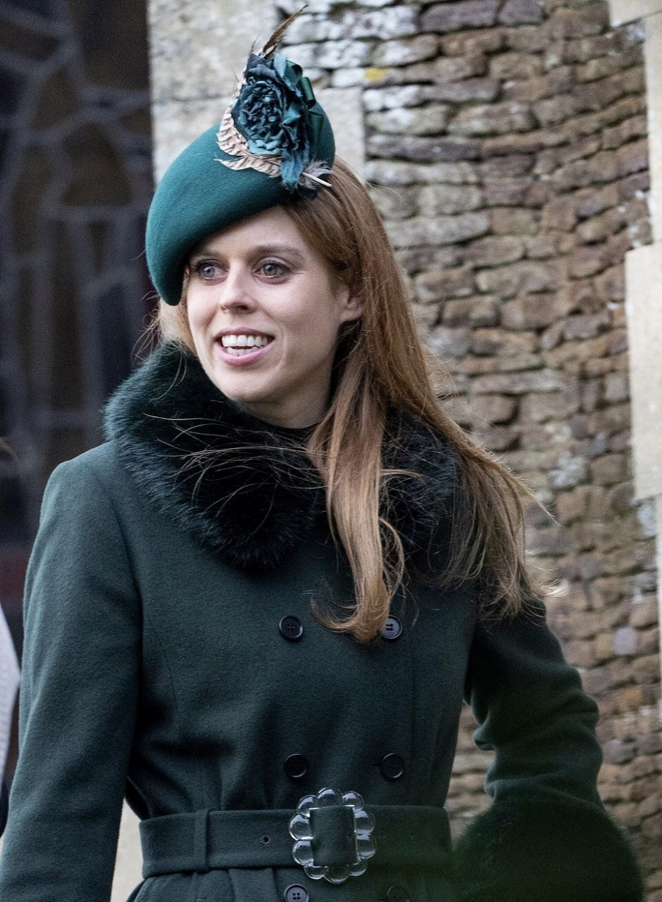 比阿特丽斯公主带着丈夫和继子一起出席了圣诞步行活动,看来比阿特