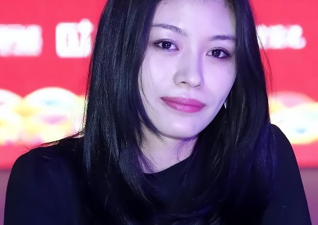 她尊称章子怡为章老师,并十分赞赏汪峰在孩子教育方面的出色表现