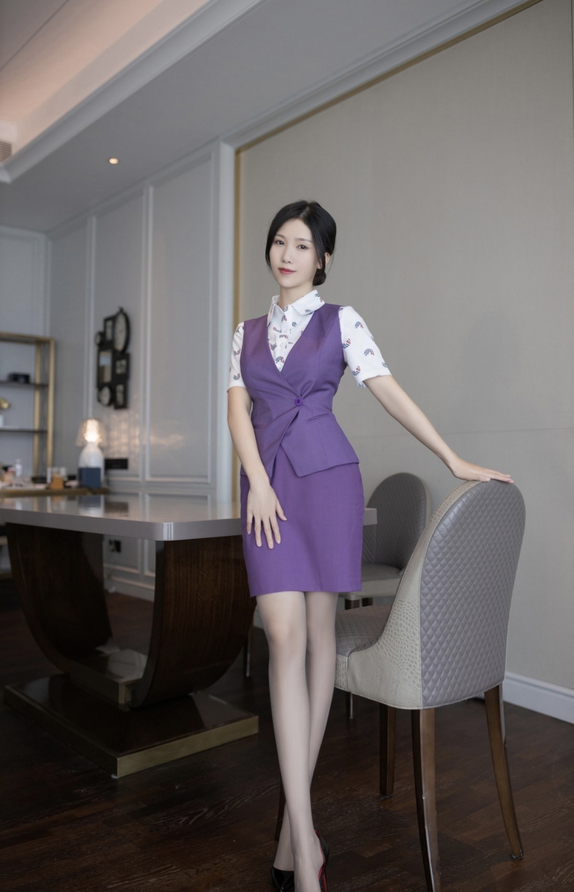 空姐制服配超薄黑丝秀曼妙身姿诱惑写真#美女# #模特