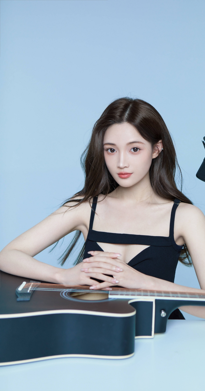 青春靓丽的时尚女歌手王小小