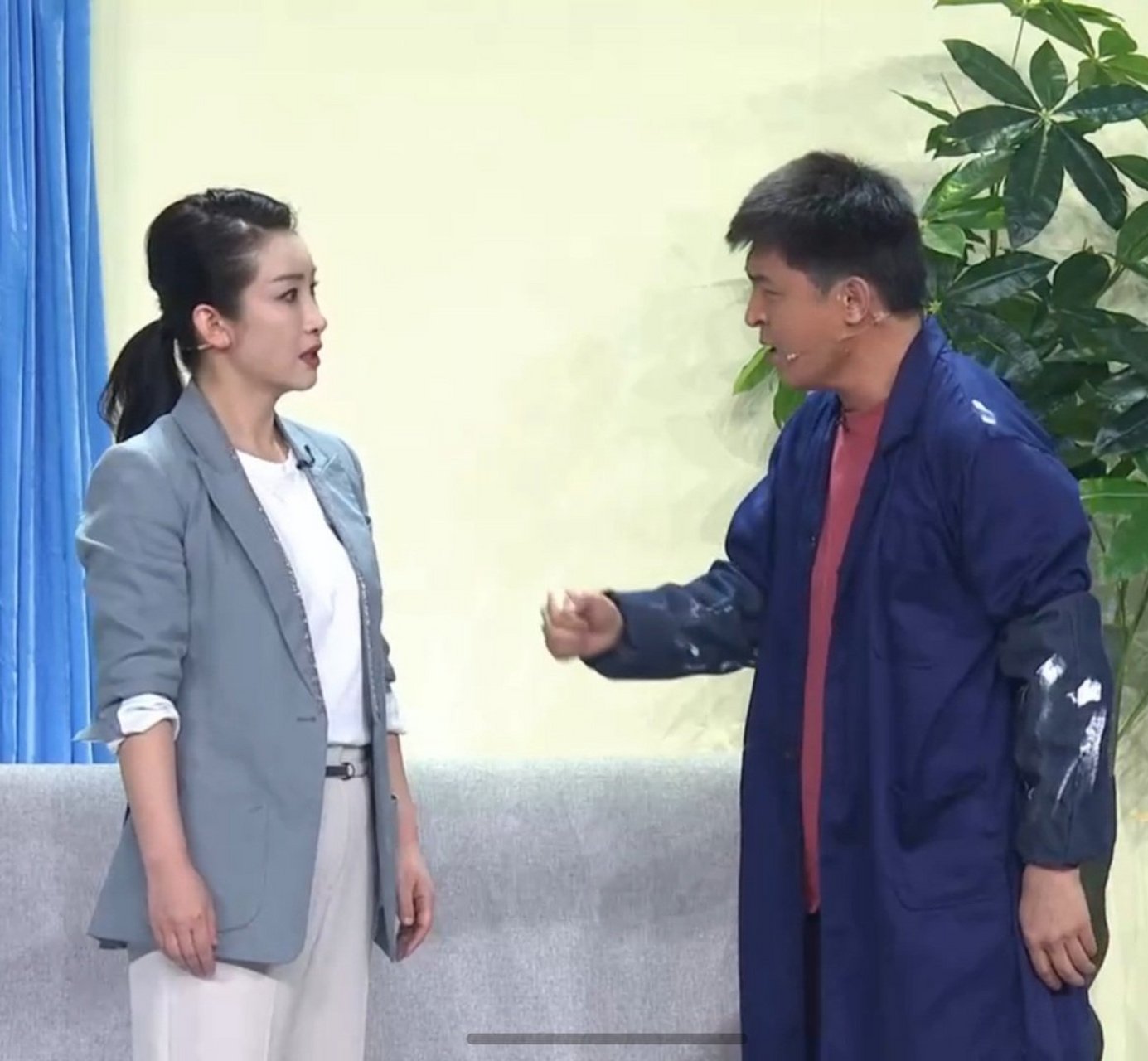 2021央视春晚# 小品《大扫除》办公室墙上的牌子仔细看.[捂脸]