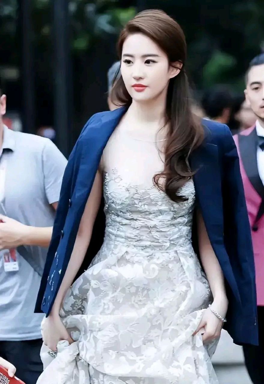 最近抖音上有个段子说娱乐圈女明星出名方式! 85花——靠自己努力!