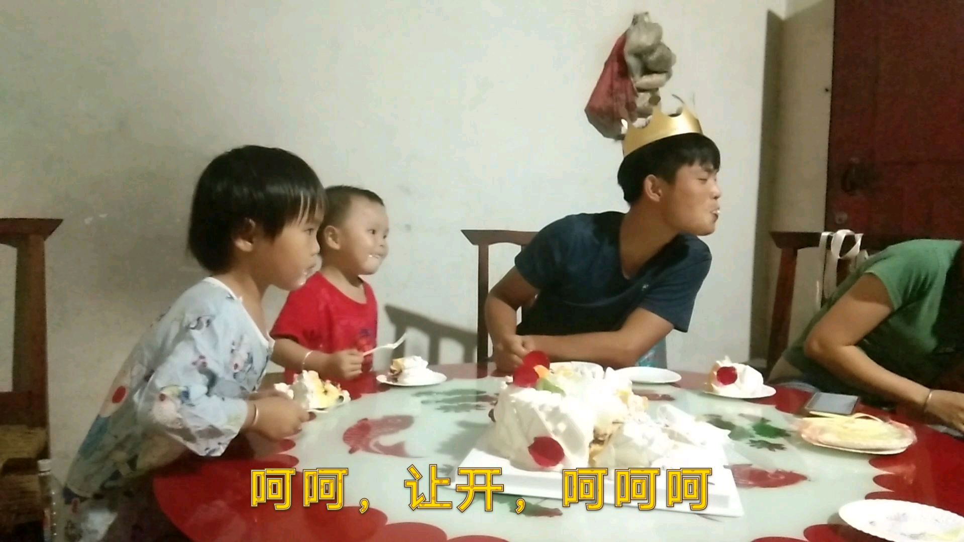 老公生日,媳妇偷偷买了蛋糕回来,结婚多年犹如恋爱期,很知足!