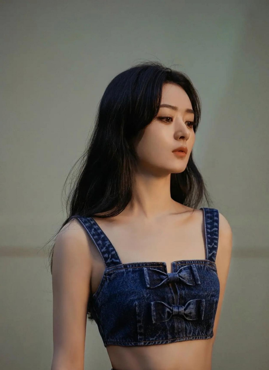 赵丽颖身穿吊带牛仔裙的造型确实令人惊艳!