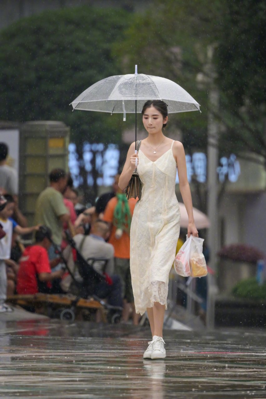 雨中的街拍透明雨伞真的是加分项 676767