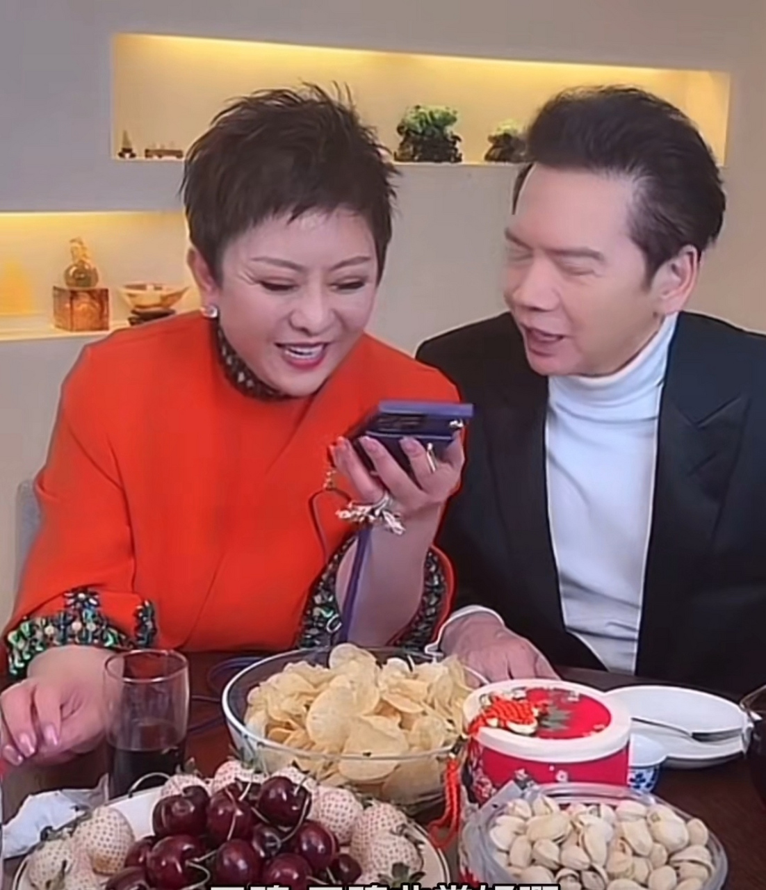 向太和老公同框露面,向华强西装搭配高领衫干练时尚,在老婆面前笑容