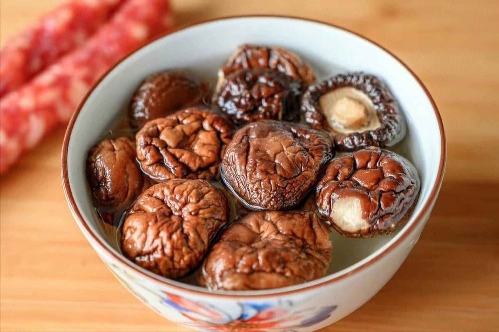 快速泡发干香菇:用一个能够密封的容器,常温水,放入干香菇,加一勺糖