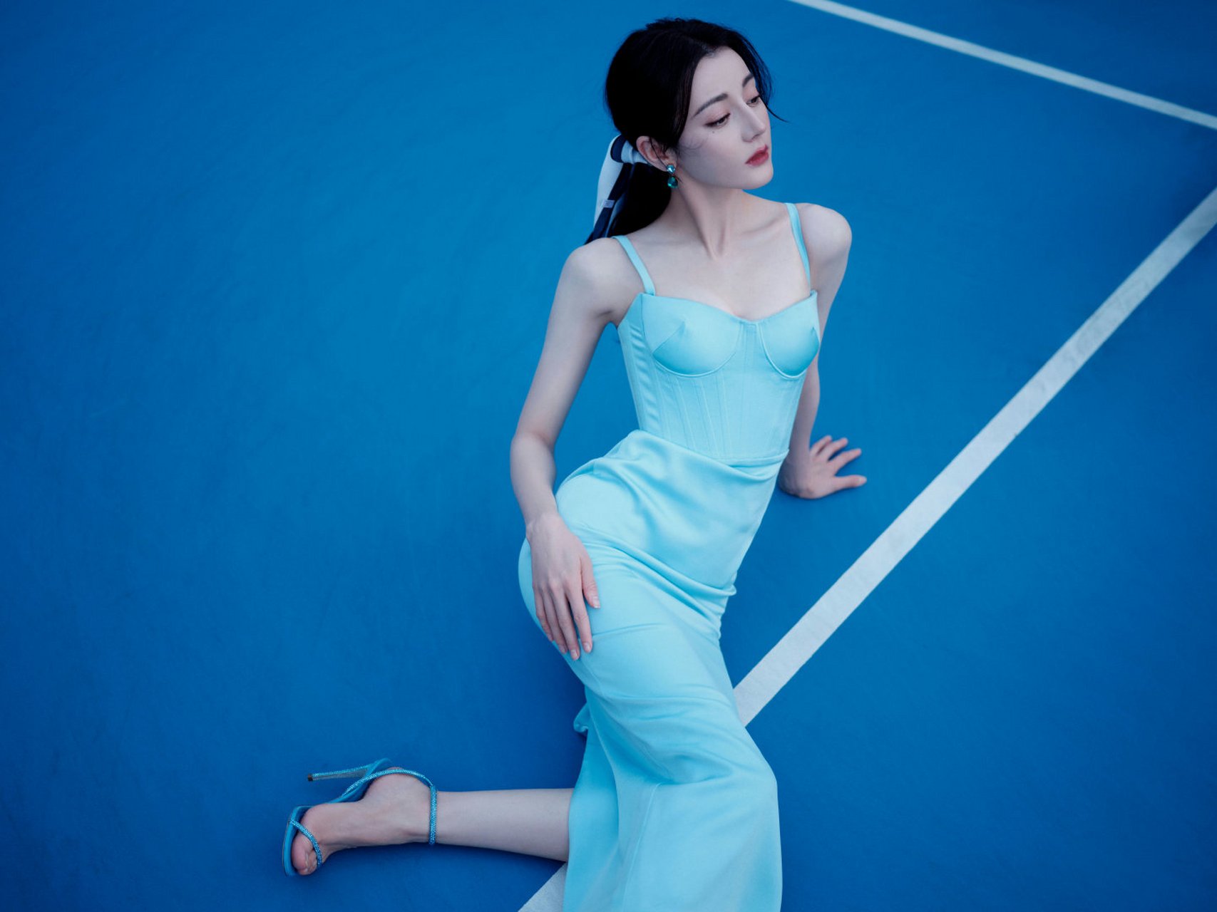 迪丽热巴穿这样一条蓝色吊带裙真的好看,完全凸显出了腰细腿长的身材