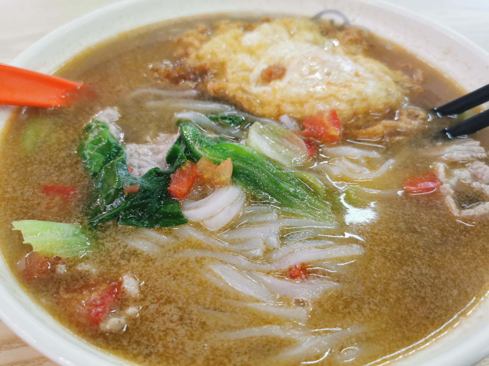 广西人天天吃粉都不腻. 午餐是鲜肉煮粉.