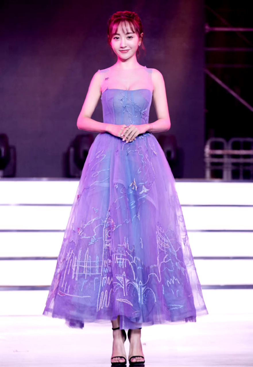 杨蓉露肩蓝色长裙造型好美啊!