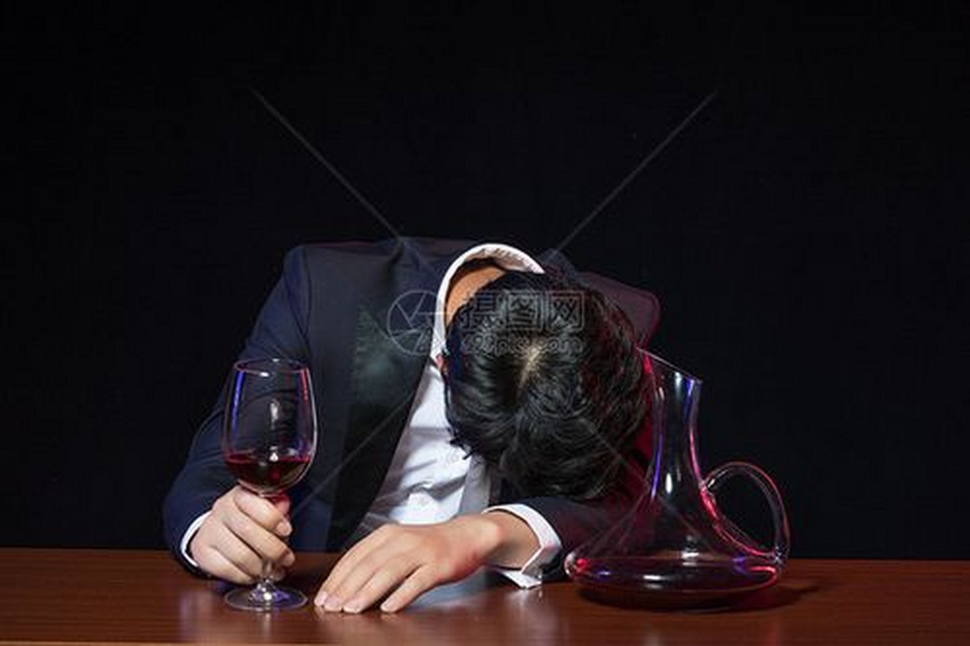 男性健康指南# 【抽烟喝酒哪个伤害更大,男人们应该怎么选择】我枚技