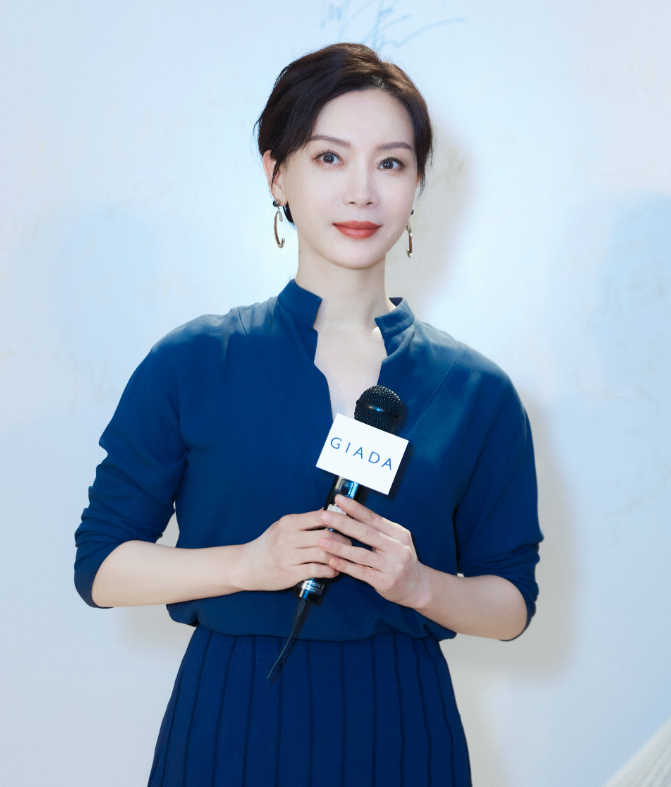 陈数如今也46岁!整容的后果就是脸垮僵硬.可惜了!